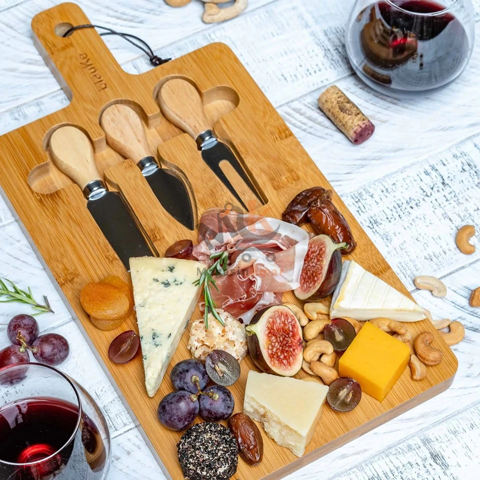 Planche charcuterie en bois avec fourchette et 2 couteaux