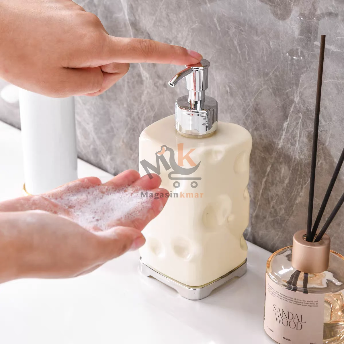 Distributeur de savon liquide en plastique  -pratique pour salle de bain
