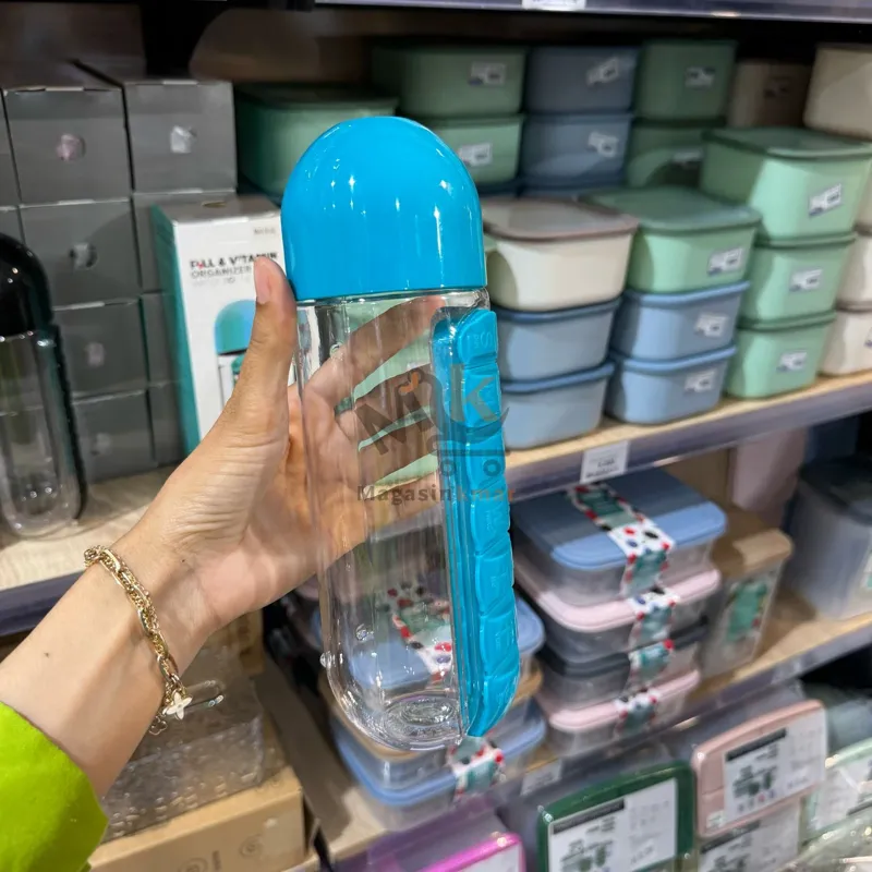 Bouteille avec boîtes à comprimés intégrées