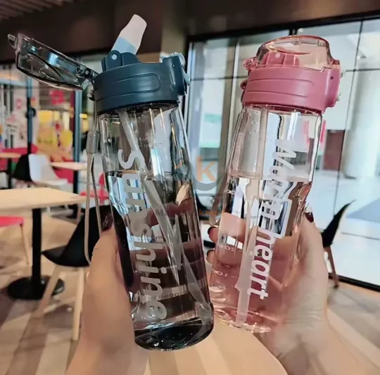 Bouteille en plastique 700 ml — légère et pratique 23 cm